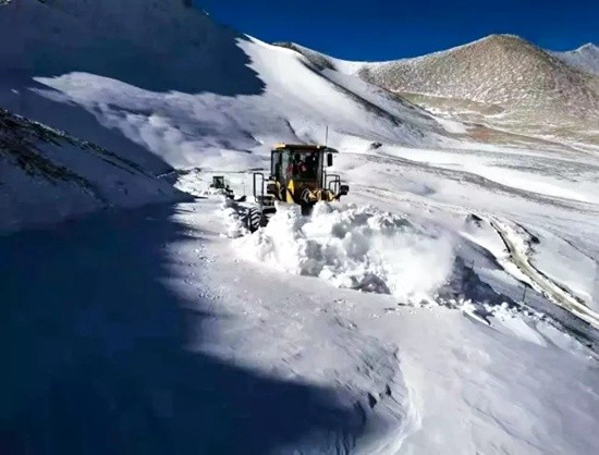 山推装载机助力西藏阿里公路积雪清理