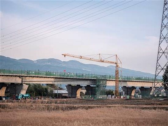 利勃海尔防震起重机助力日本高速公路建设