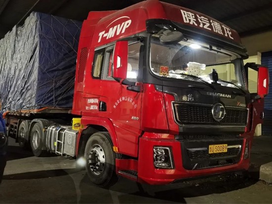 陕汽重卡冬夜极速救援，客户满意点赞