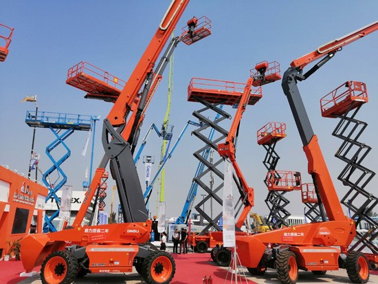 2020年1-11月份高空作业平台累计销售97976台，同比增长41.3%