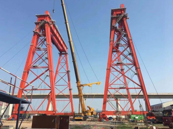 汉江重工制造全国最高500t轮轨式提梁机整体吊装完成