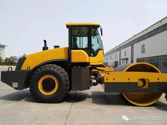 山東臨工液壓單驅(qū)單鋼輪振動(dòng)壓路機(jī)順利下線