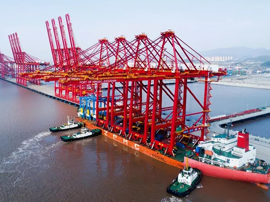 上海振华重工4台2250吨/时桥式抓斗卸船机完成发运