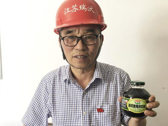 一杯酸梅汁牵出十年“父子情”，开压路机结对供出大学生