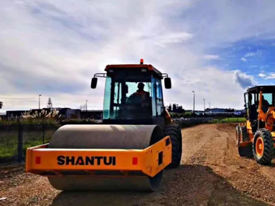 山推壓路機批量發運新西蘭