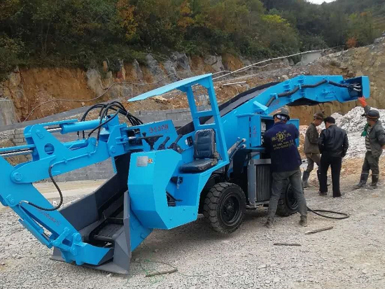 铜仁重晶石矿山，选购忠良轮胎刮板扒渣机