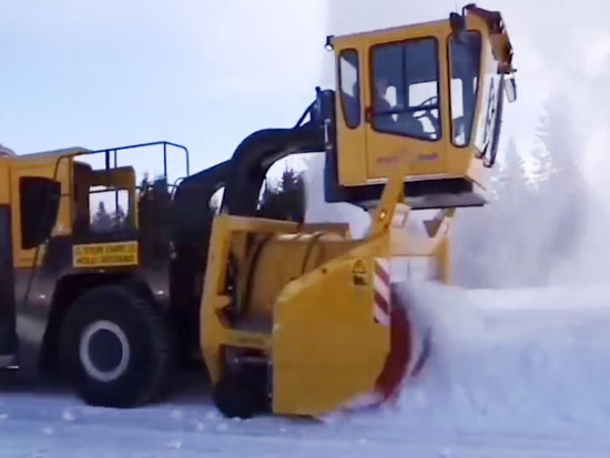 清雪车快速清理公路上的积雪