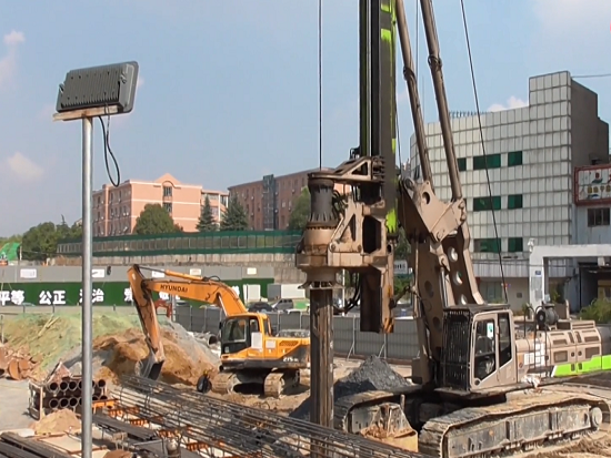 中联重科研发生产的旋挖钻机在长沙地铁6号线六沟垅站展开作业