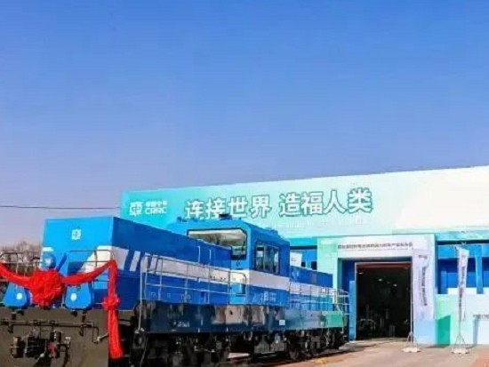 中国首台氢燃料混合动力机车在山西下线