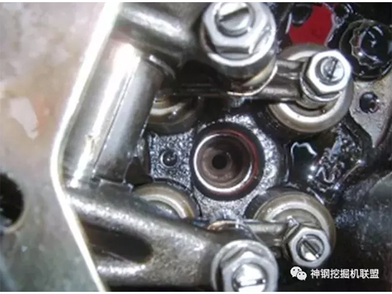 神鋼挖機(jī)噴油嘴總犯病？摸清底細(xì)維修超簡單！