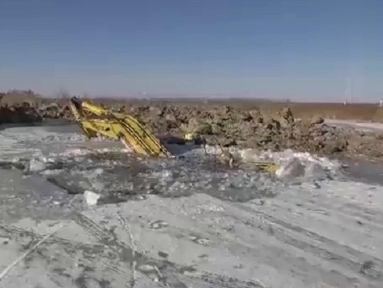 挖掘机冰面施工坠湖，安全无小事！