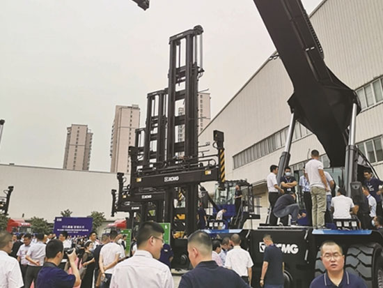 徐工流動(dòng)式港口裝卸機(jī)械形成型譜，助力“交通強(qiáng)國(guó)”建設(shè)！