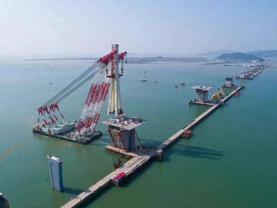 3600吨浮吊船助阵，金海大桥首座钢主塔成功吊装对接