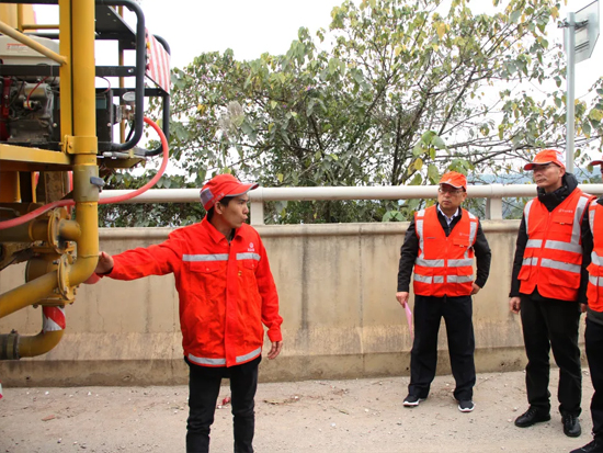 文山公路局领导调研路面清洗车改造展示现场