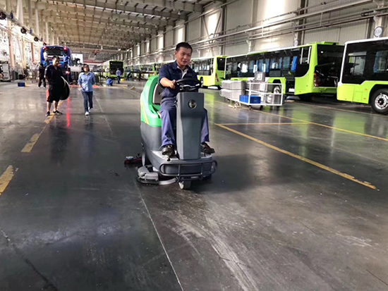 金恺驾驶式洗地机，服务于四惠公交车站