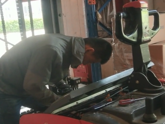 王律采访修叉车工人，上海技术工的工资如何，是否高得超出你想象