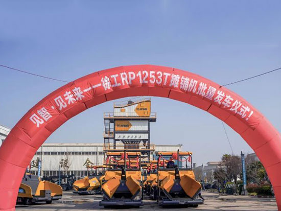 【用戶說】對徐工愛不完！他再提10臺攤鋪機！