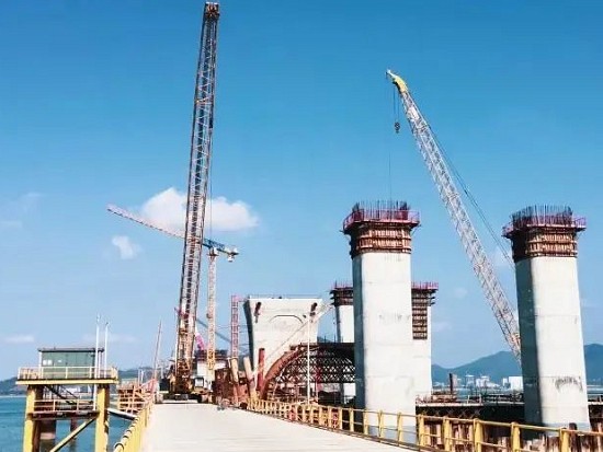 徐工中小吨位履带吊助力世界首座公铁同层多塔斜拉桥建设