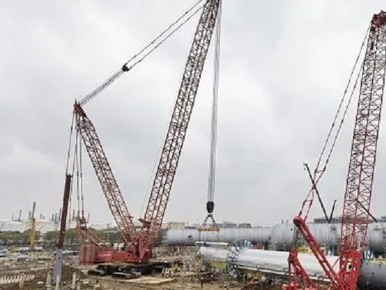 九江石化项目首台大型设备完成吊装