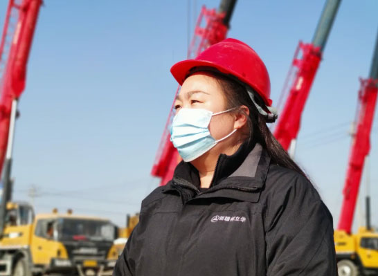 干吊裝的女人要在這個男人圈里占據C位，得付出多少？