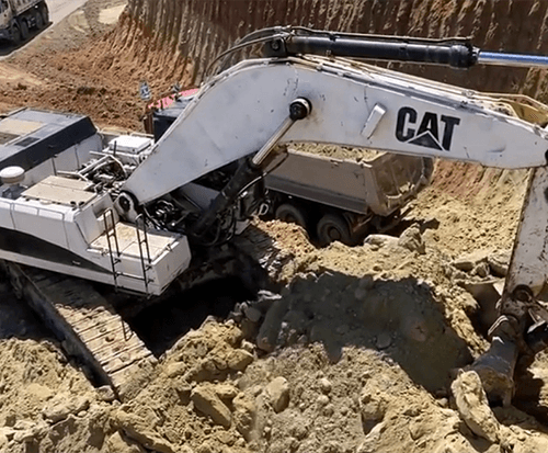 高效率的机械作业现场 卡特挖掘机轻松掘土