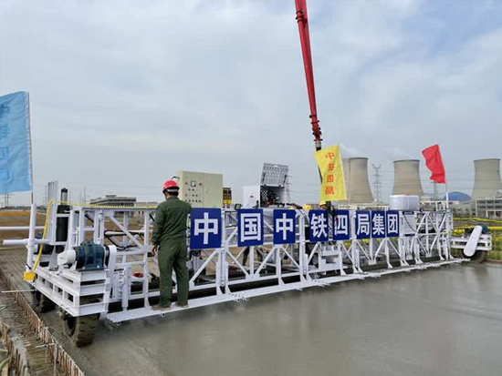 进入“智能铺装”时代！扬州首台<em>超声波</em>桁架摊铺机投入使用