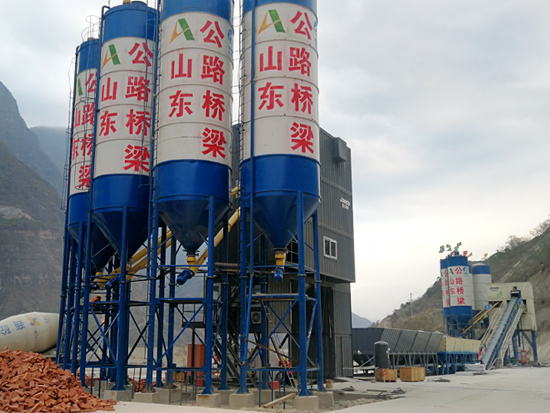 山推建友产品助力宜攀高速公路建设。