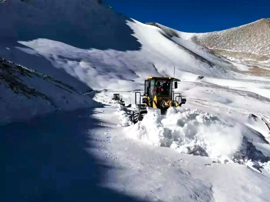 山推装载机 助力西藏阿里公路积雪清理