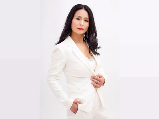 谁说女子不如男，奋斗人生绽艳芬--记平地机机手杨艳芬