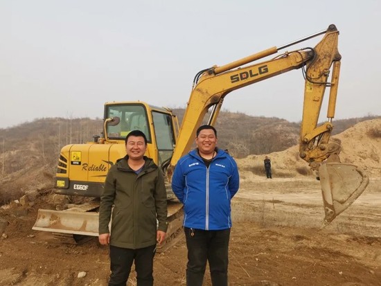 鯉魚躍龍門，貢學鋒跟合伙人經營臨工挖機奔向致富路