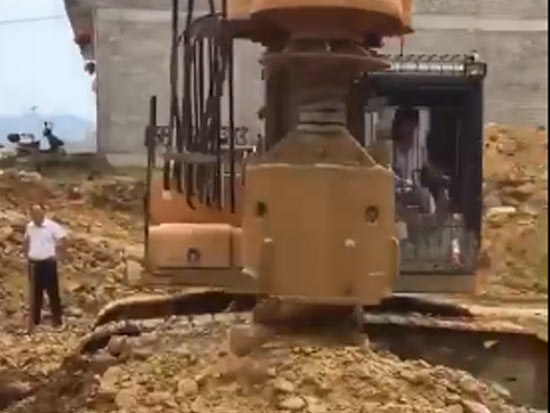 旋挖钻机视频之龙工小型旋挖钻机