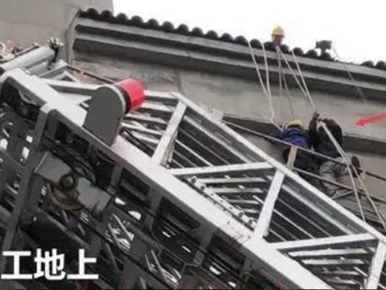 施工现场30米高空，吊篮一侧绳索突然断裂，吊篮作业安全怎么做？