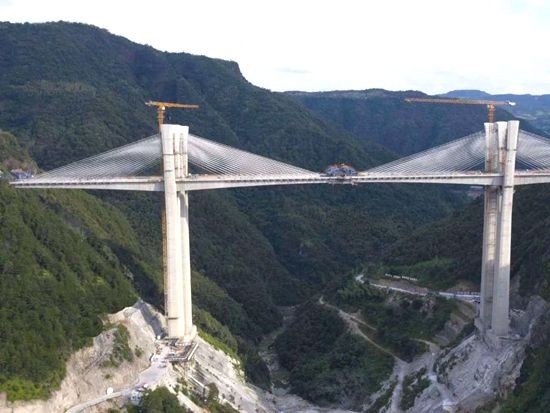 跨越天塹，徐工塔機助建橋梁項目高品質建設