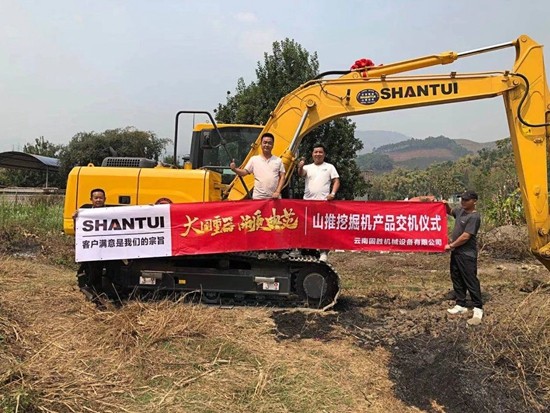 傣寨里飞来一只“金凤凰”！