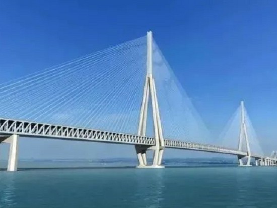 这台塔式起重机设计方案通过评审，将用于常泰长江大桥施工