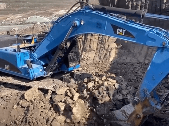 工地实拍：工人驾驶大型卡特挖掘机挖土装车，看着真过瘾