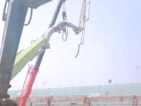 中国造出101米臂架泵车，创造世界纪录，助力建设超高层建筑