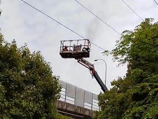 安全警示！高空作业平台施工务必远离高压电线作业
