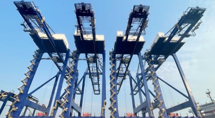 洋浦国际集装箱码头起步工程能力提升项目第二批设备到港