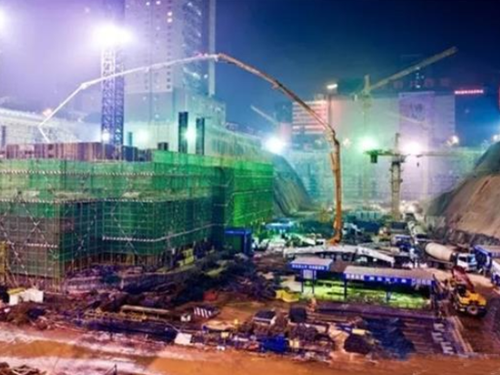 中聯重科101米碳纖維臂架泵車2013年在武漢中心進行施工