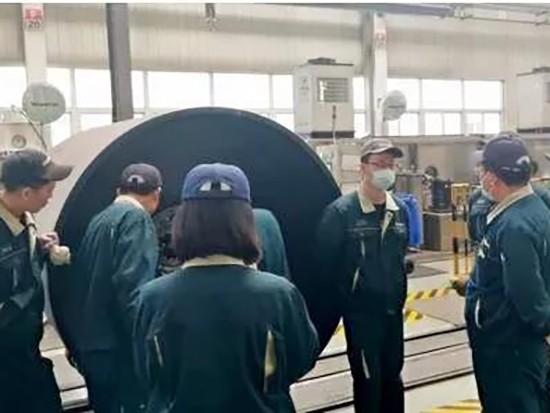 山推二號(hào)主機(jī)廠裝配車(chē)間開(kāi)展鋼輪裝配間隙分析工作