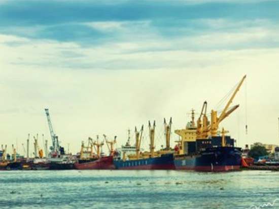 宁波舟山港首个千万级集装箱泊位群全面建成︱港口装卸机械