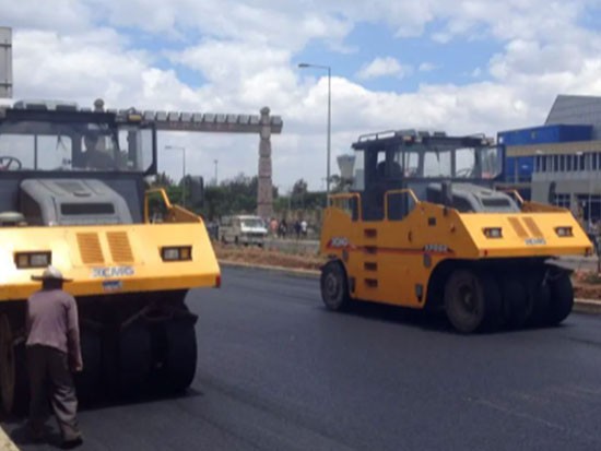 操作压路机时应注意事项 压路机转向停车安全操作