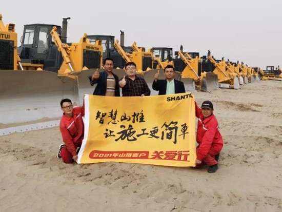 2021山推客戶(hù)關(guān)愛(ài)行首站走進(jìn)南疆