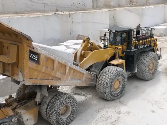 小松WA900轮装载机在自卸车上装载大理石块