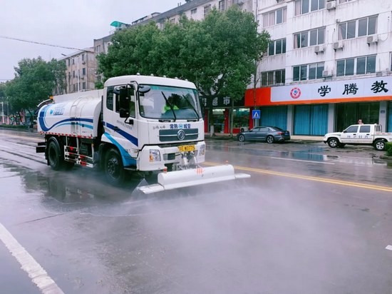 为什么洒水车雨天仍在作业？
