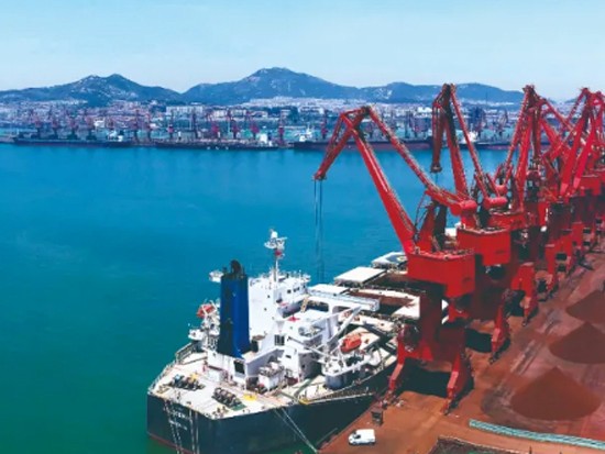 南京港机重工公司联合开发的永磁直驱港口门座起重机在日照岚山港成功投用