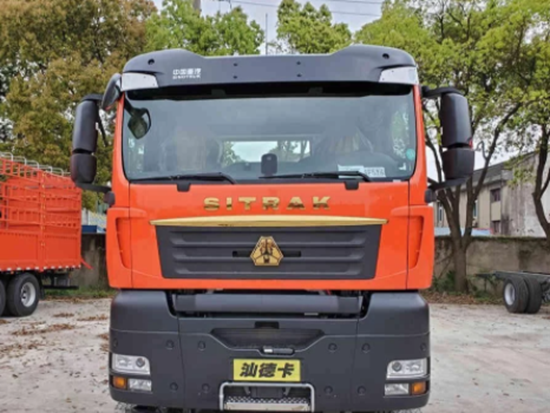 重汽汕德卡准大件运输牵引车实拍，除了底盘强悍，舒适性也不错