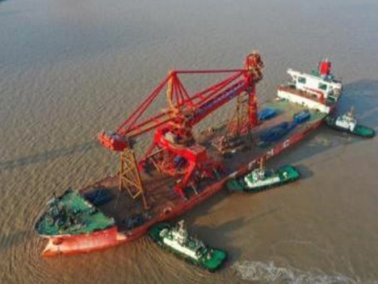 浙江首台链斗式卸船机在宁波舟山港穿山港区顺利上岸