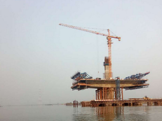 TC6010-8T塔式起重机大桥建设工程吊装现场